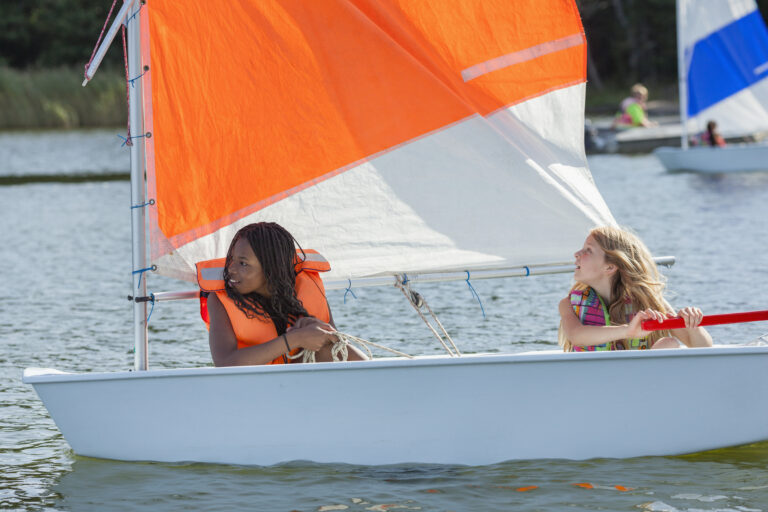 två flickor som styr en båt